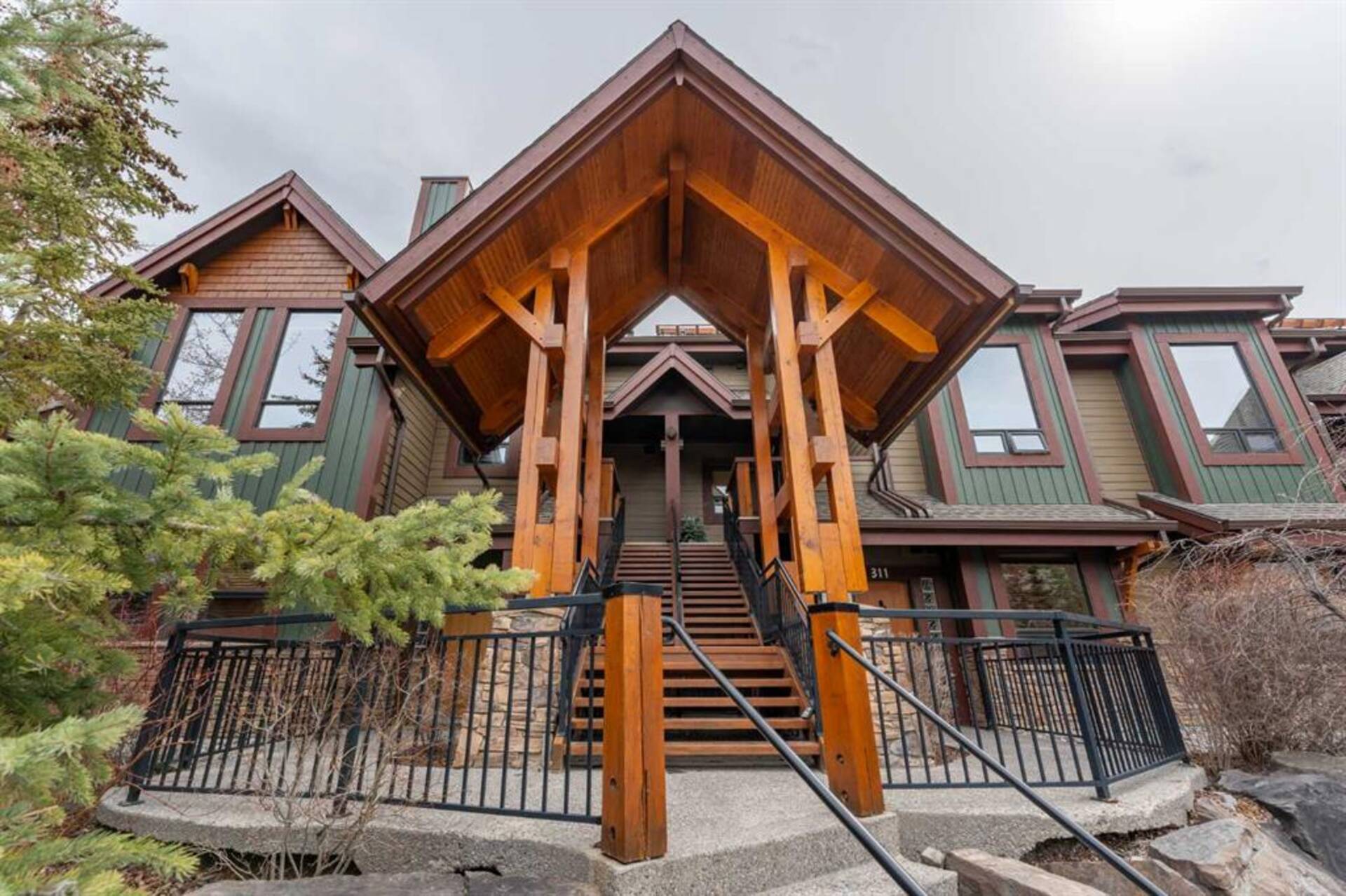 321, 107 Armstrong Place Canmore