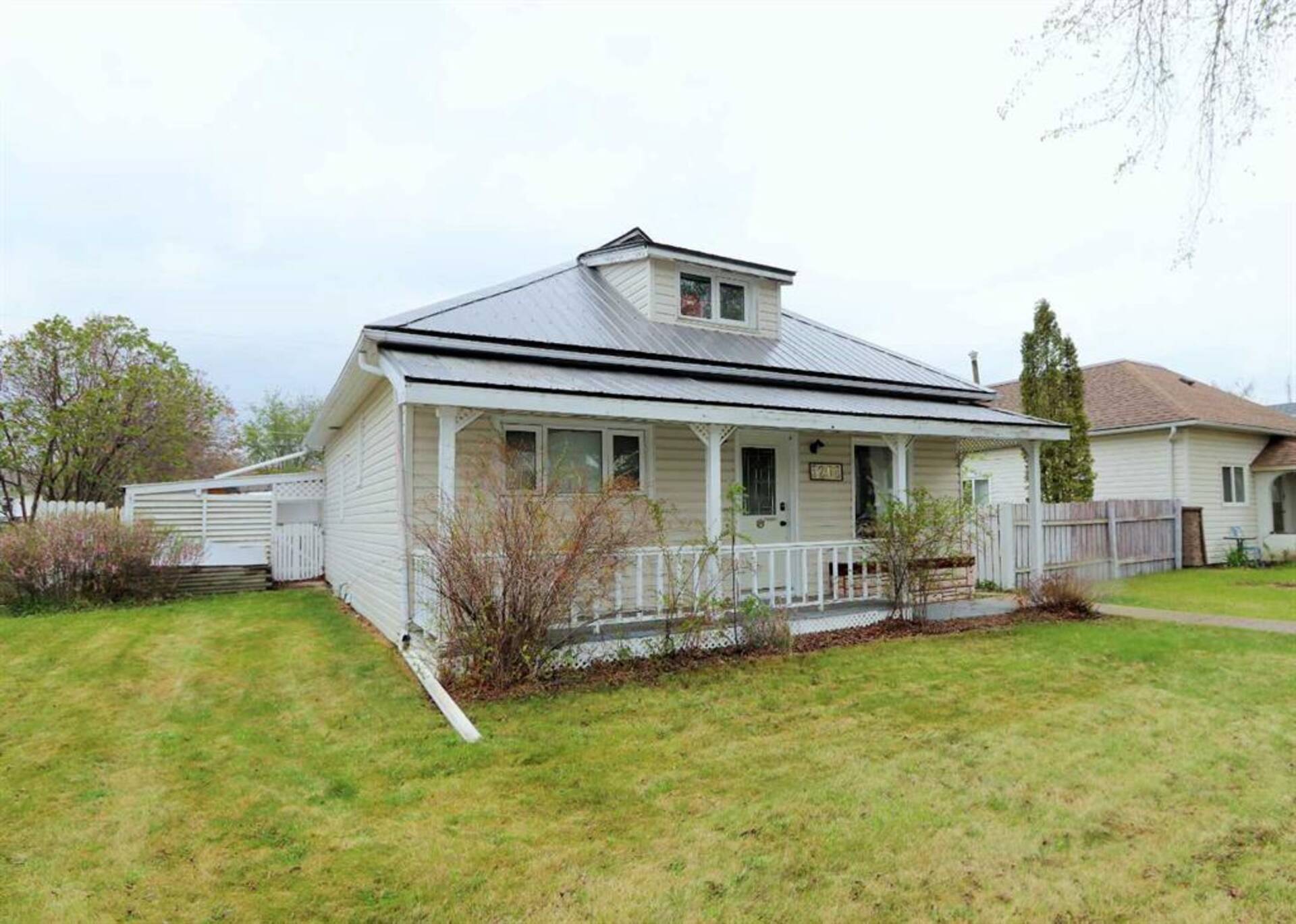 5208 50 Avenue Ponoka