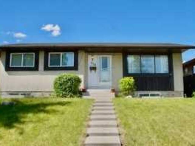 879 Pinecliff Drive NE Calgary