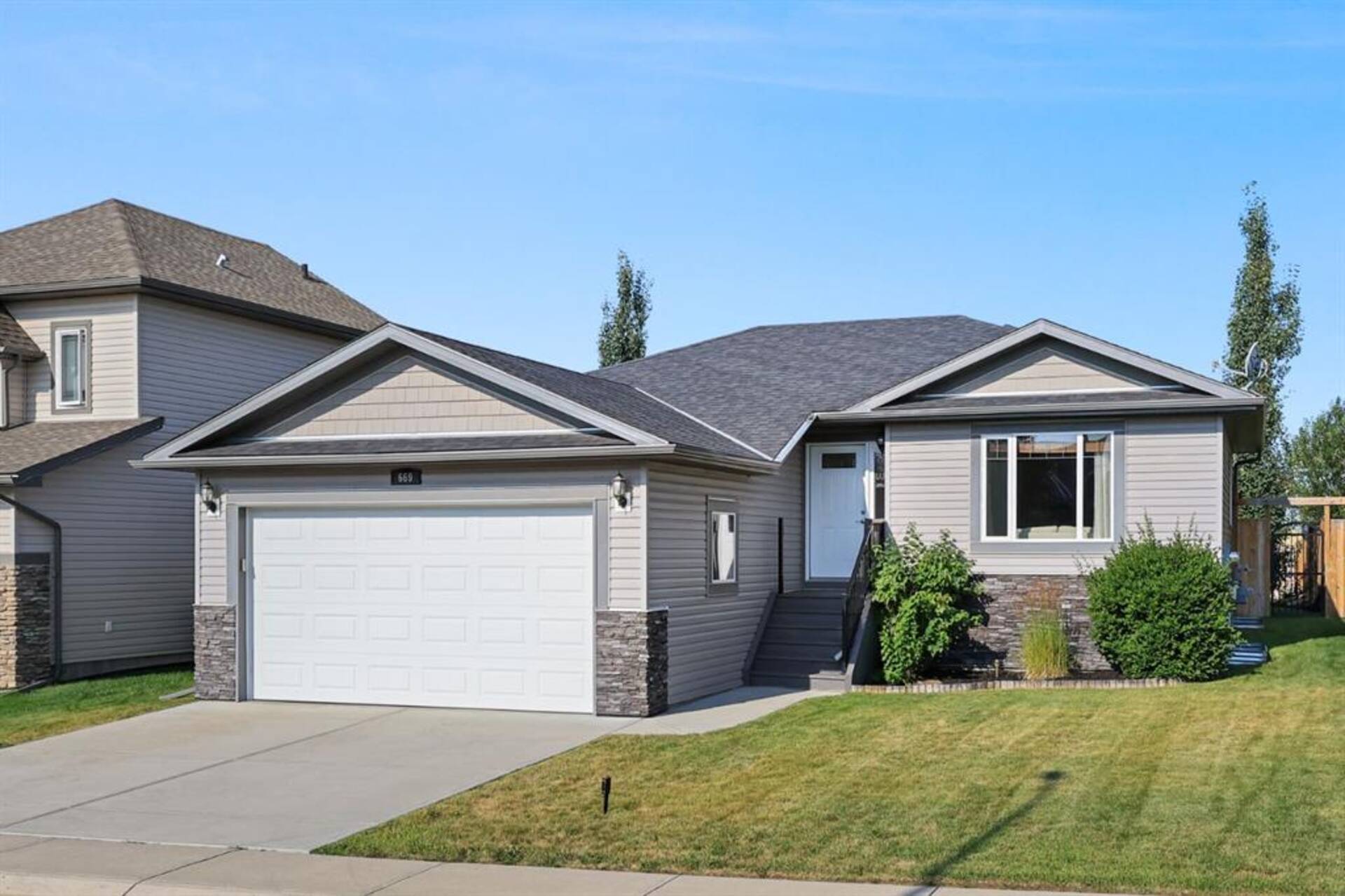 669 West Highland Crescent Carstairs