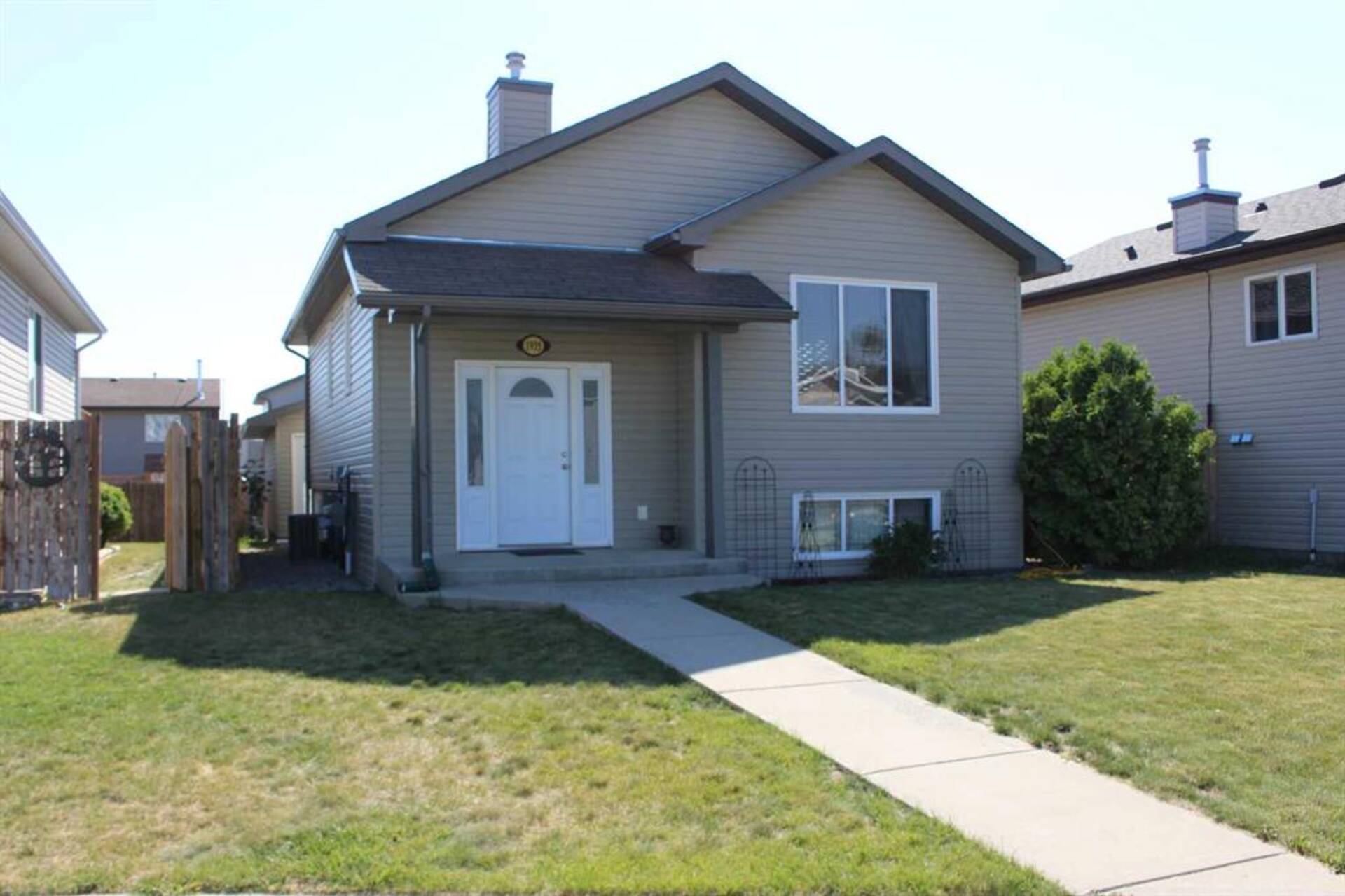 1935 Parkside Close Coaldale