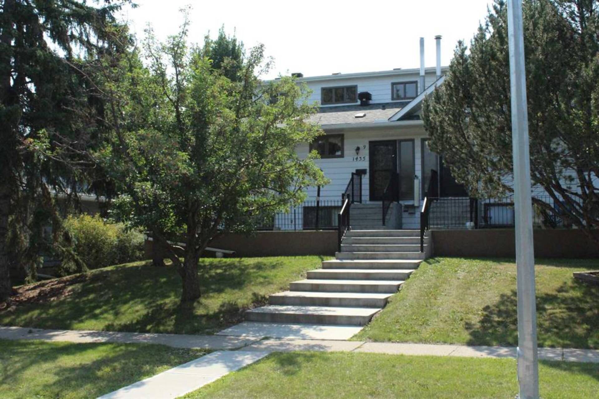 9, 1435 96 Avenue SW Calgary