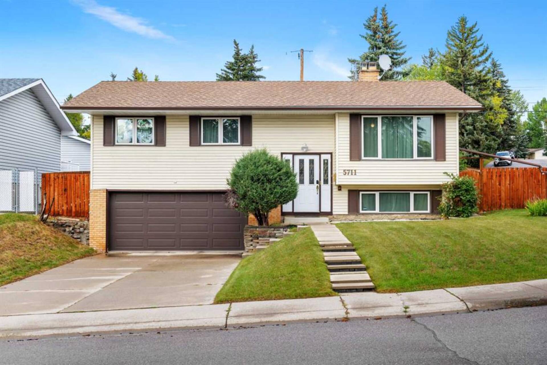 5711 Dalmead Crescent NW Calgary