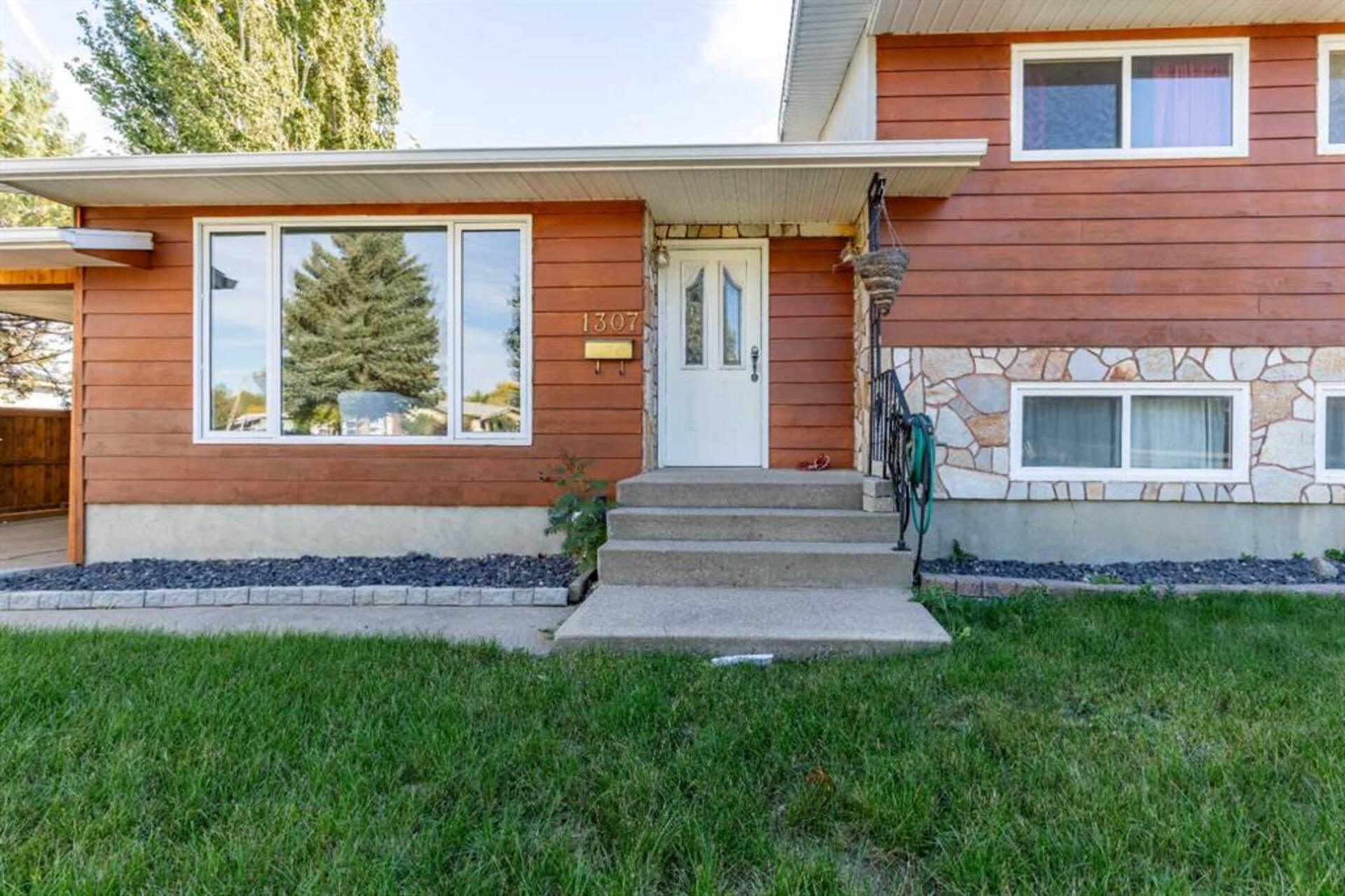 1307 24 Avenue Coaldale