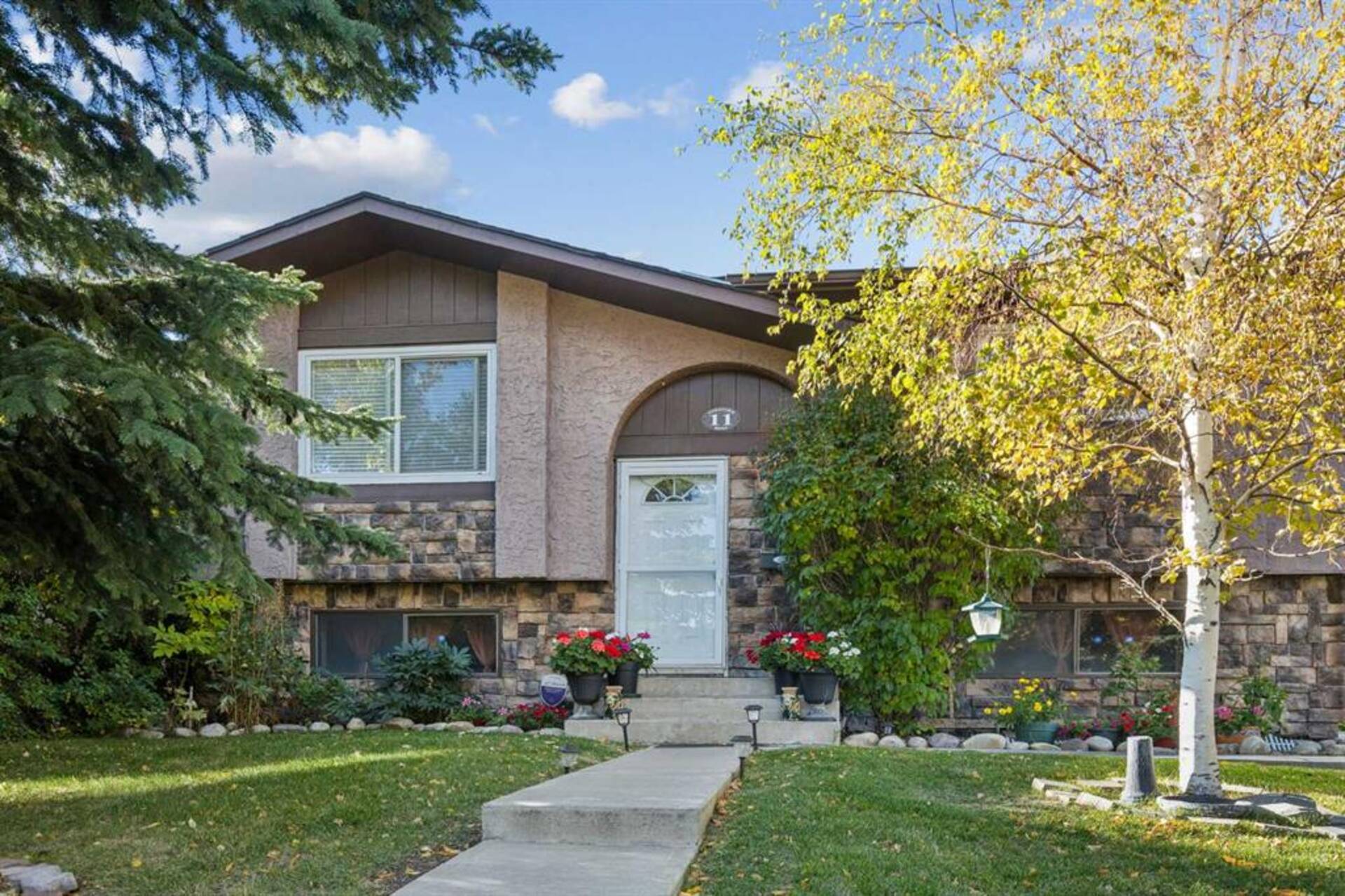 11 Edgeford Road NW Calgary