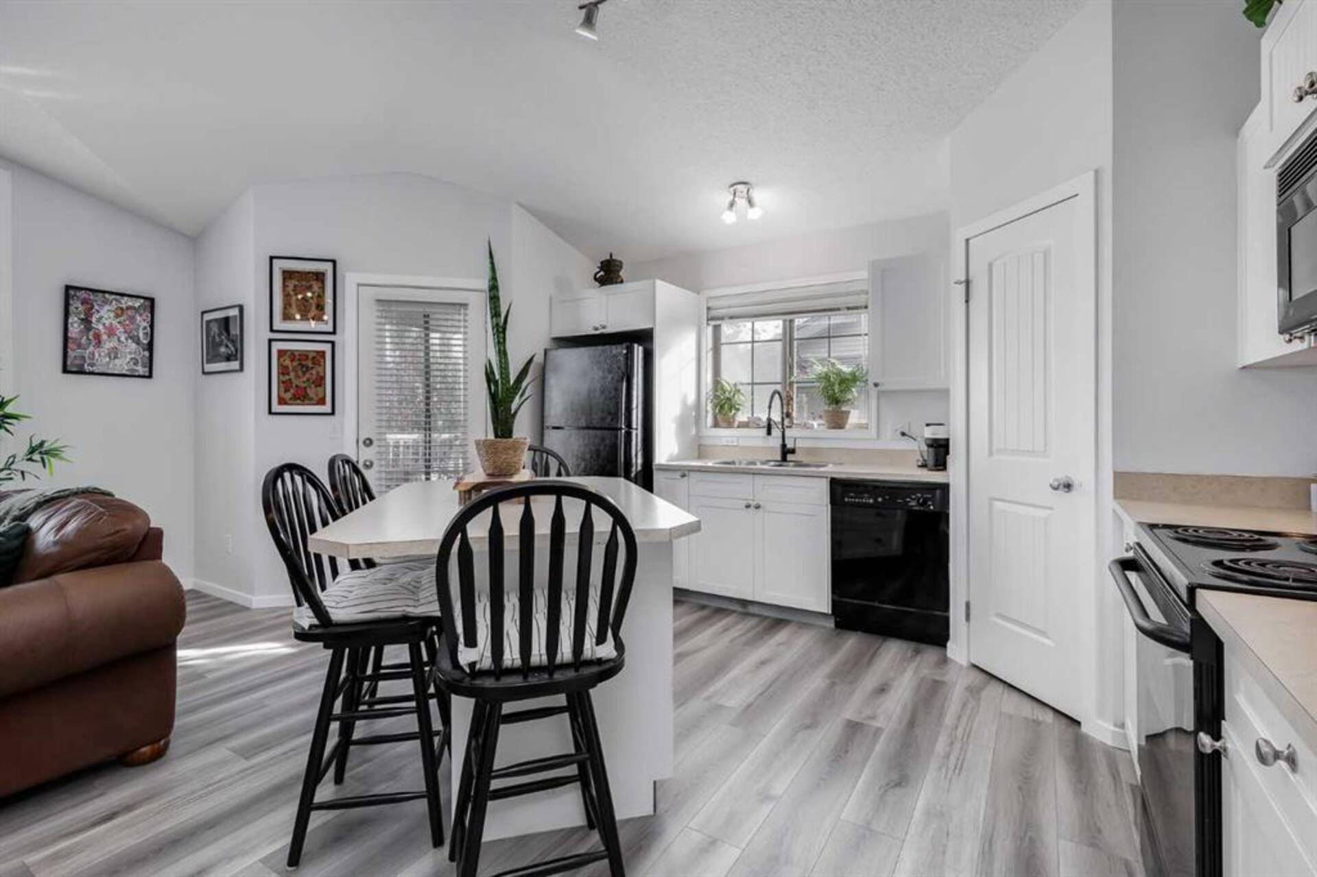 202, 31 Everridge Square SW Calgary