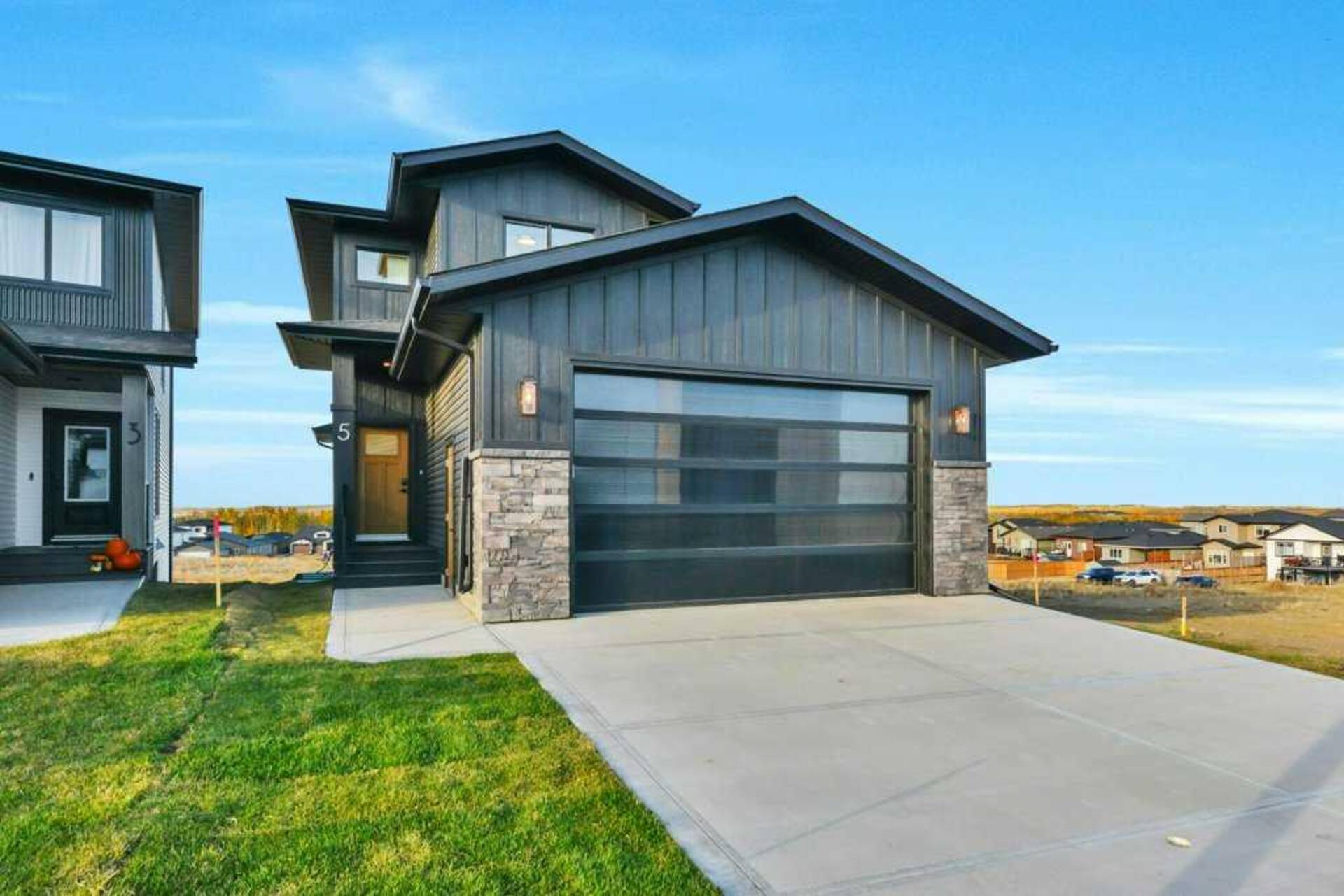 5 Vincent Gate Sylvan Lake