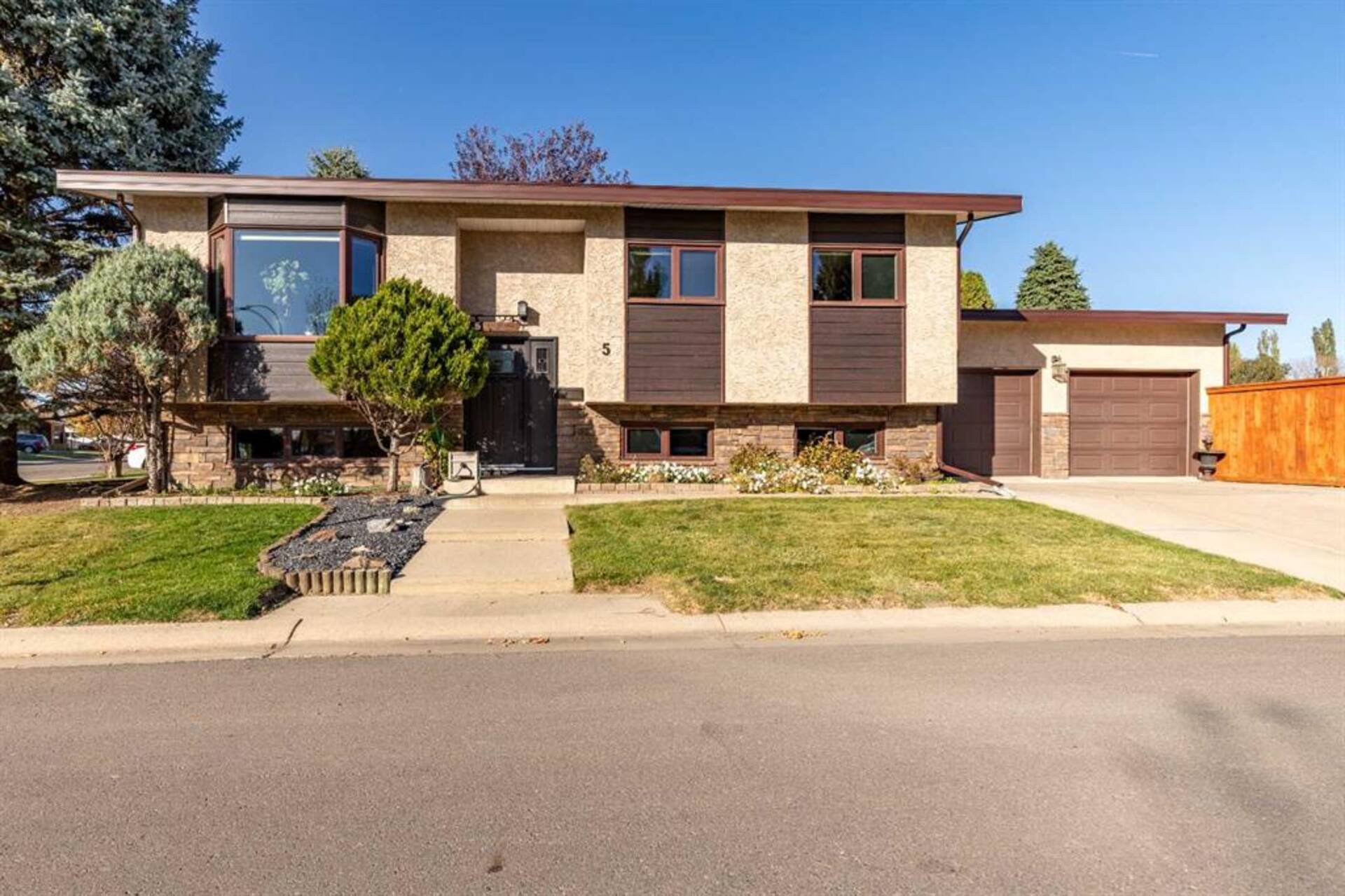 5 Erminedale Place N Lethbridge