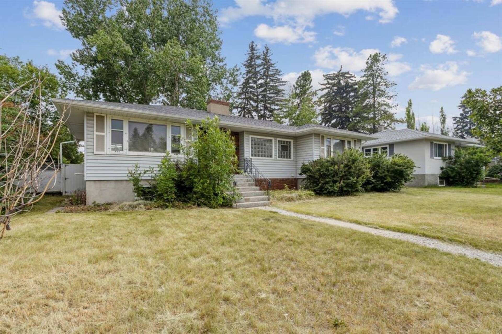 2207 Victoria Crescent NW Calgary