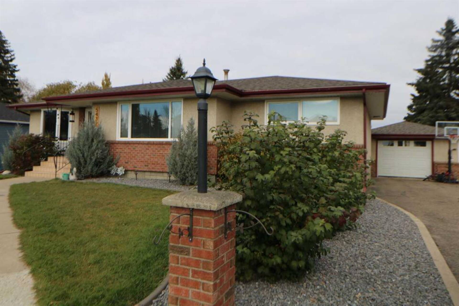 5432 54 Avenue Lacombe