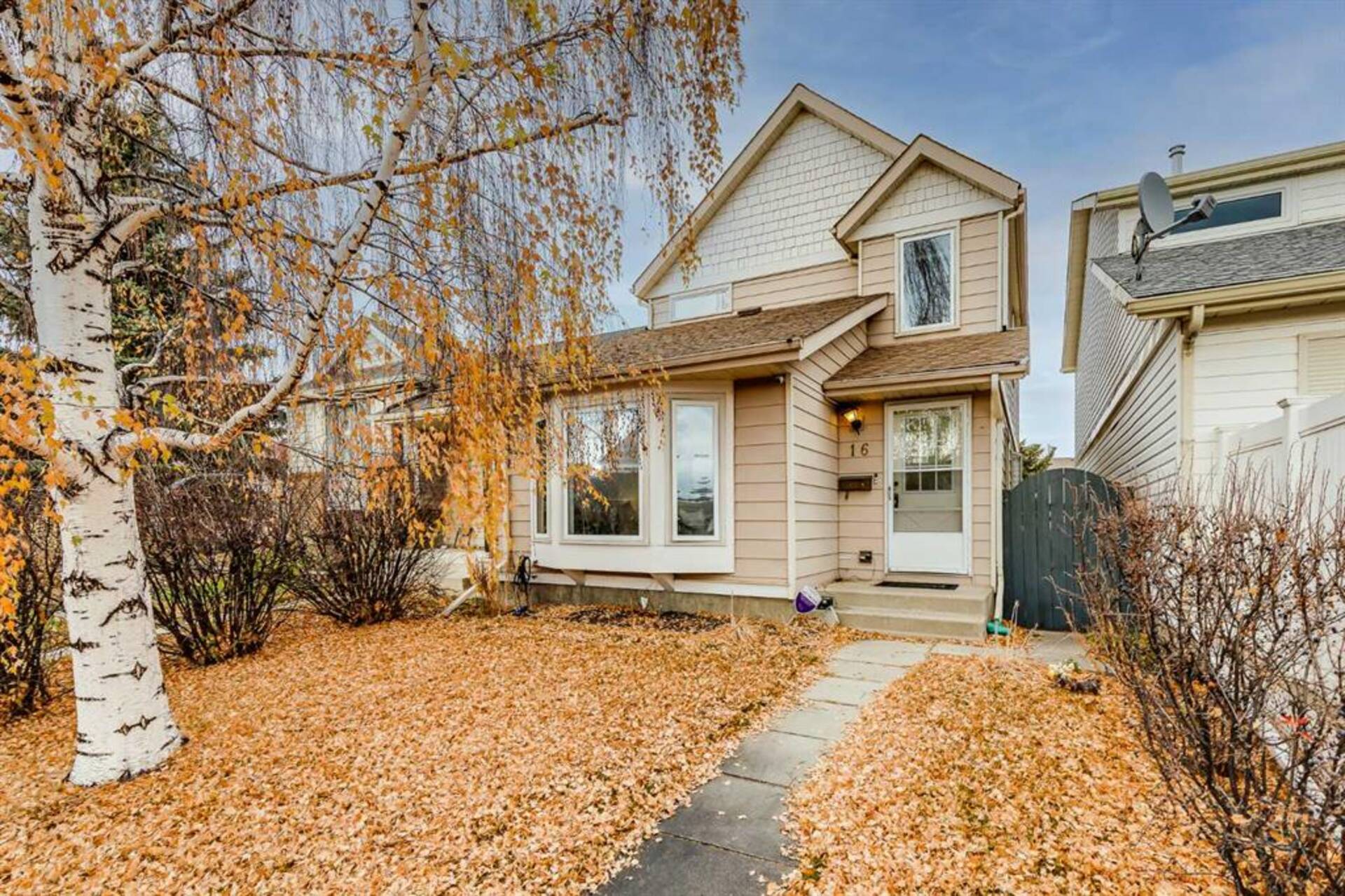 16 Woodmont Green SW Calgary