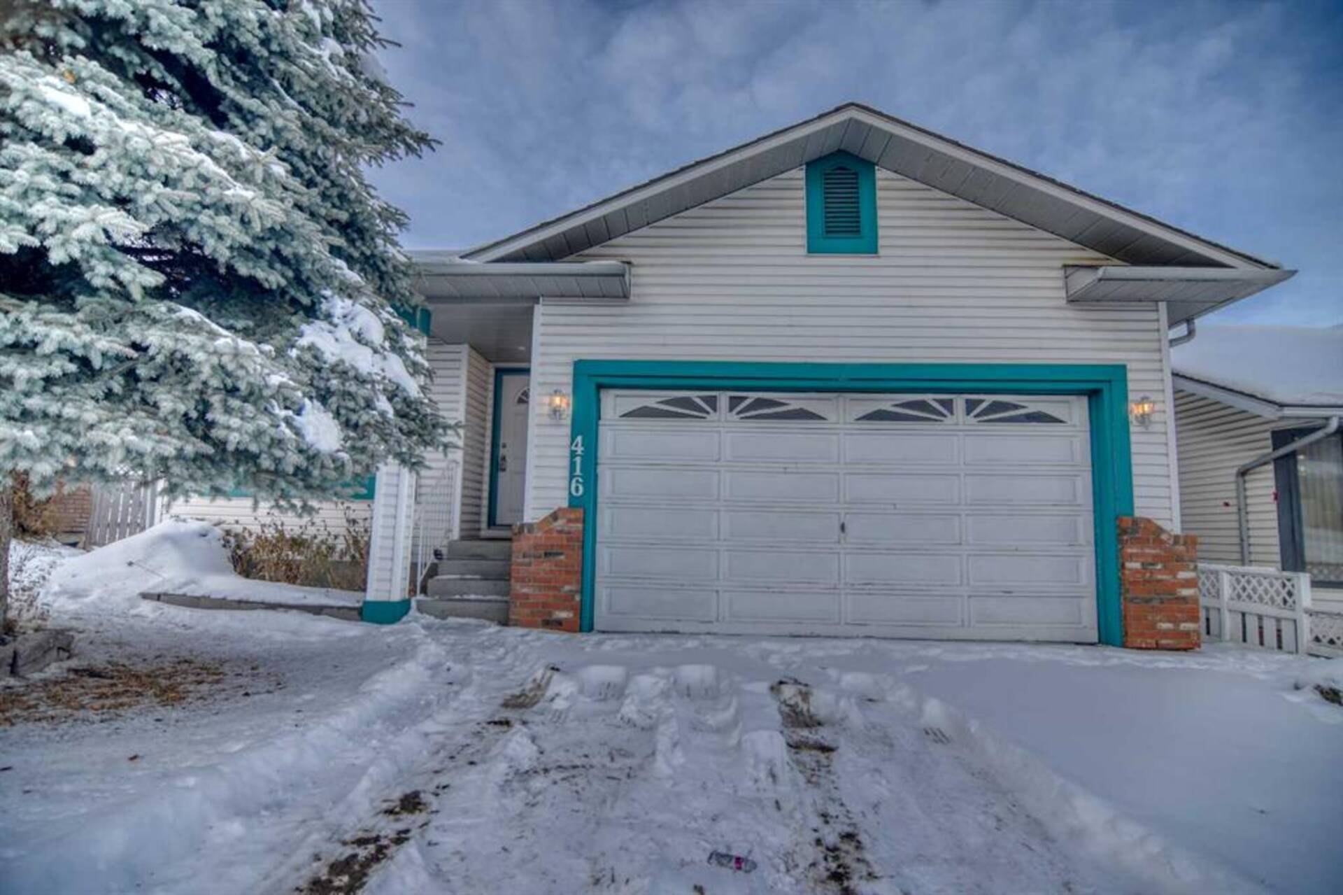 416 Sandringham Place NW Calgary