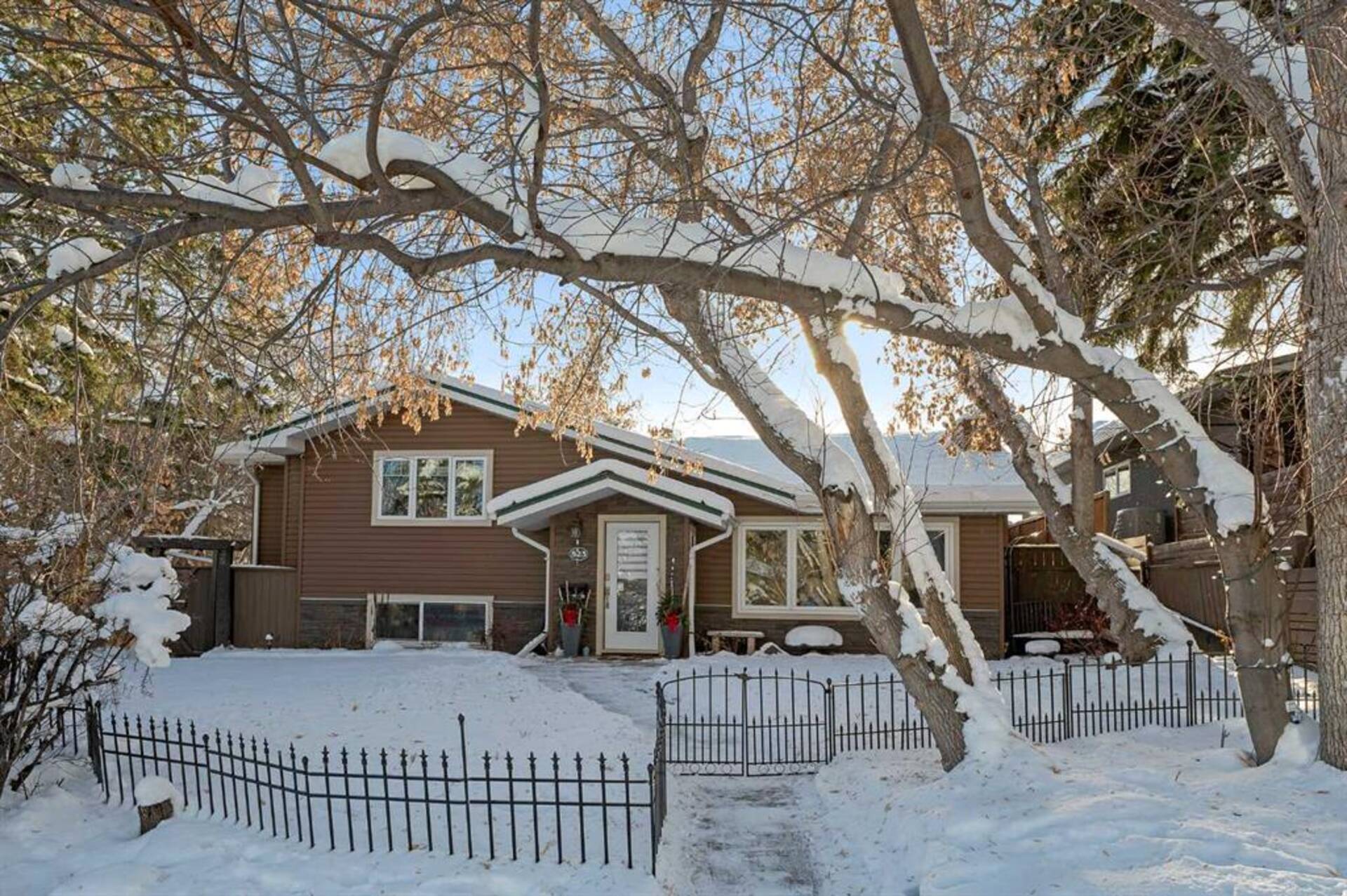 523 42 Avenue NW Calgary