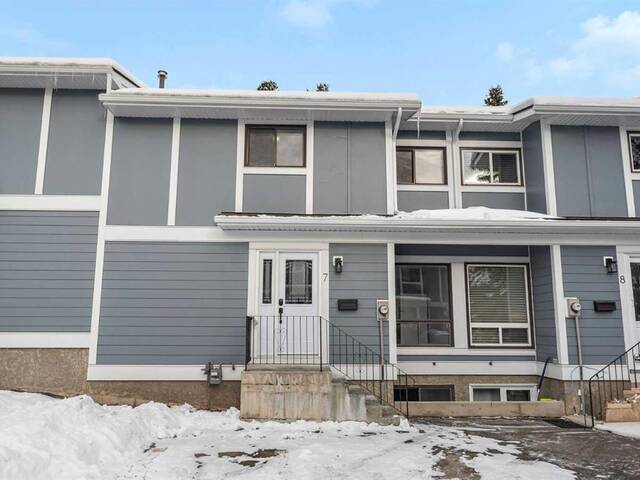 7, 2210 Oakmoor Drive SW Calgary