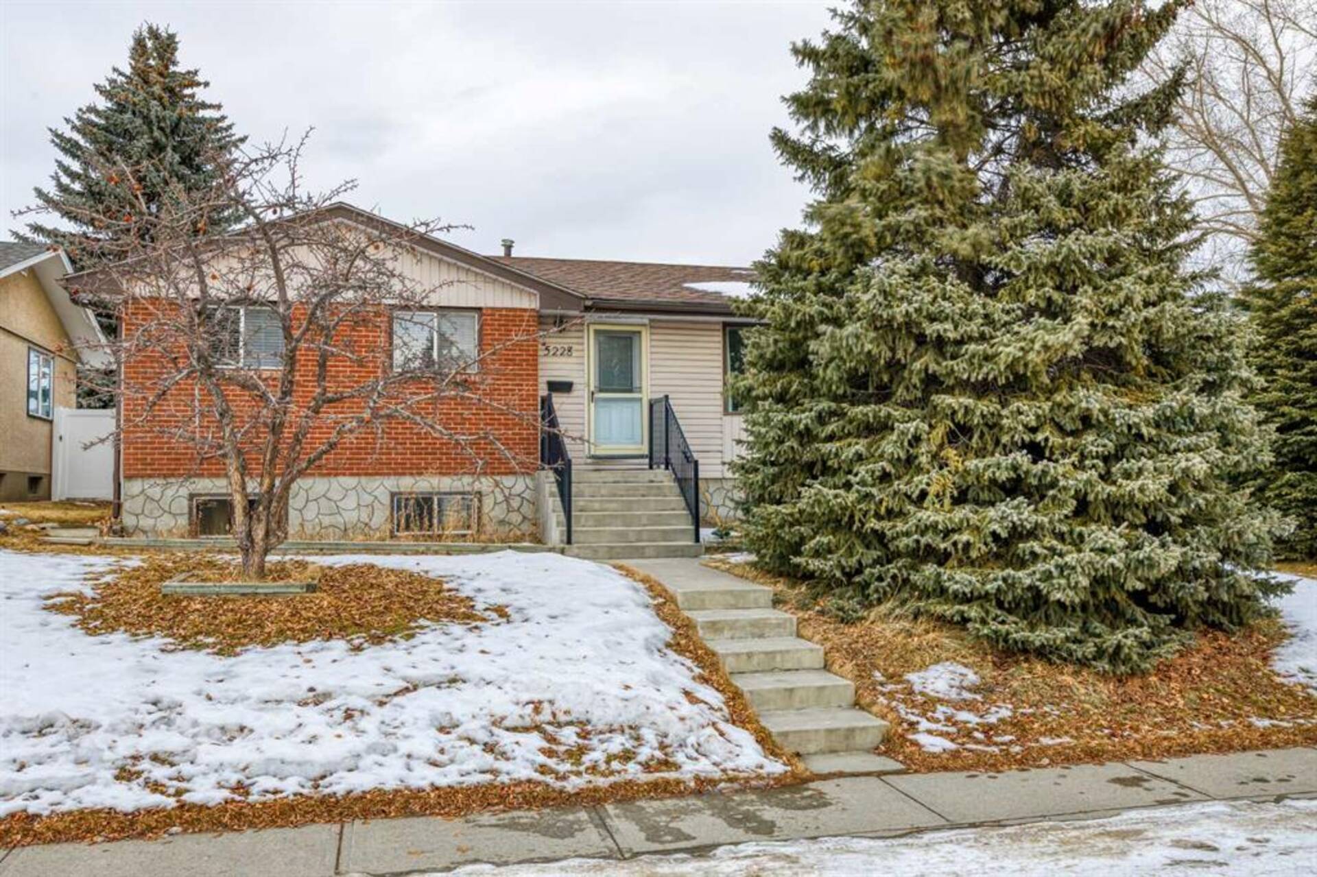 5228 44 Avenue NW Calgary